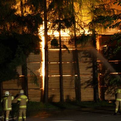 Das Sägewerk in Lofer brannte vollständig aus.