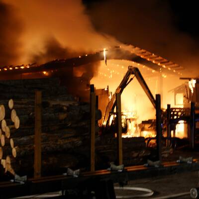 Das Sägewerk in Lofer brannte vollständig aus.