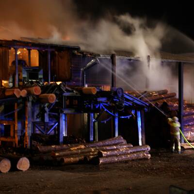 Das Sägewerk in Lofer brannte vollständig aus.