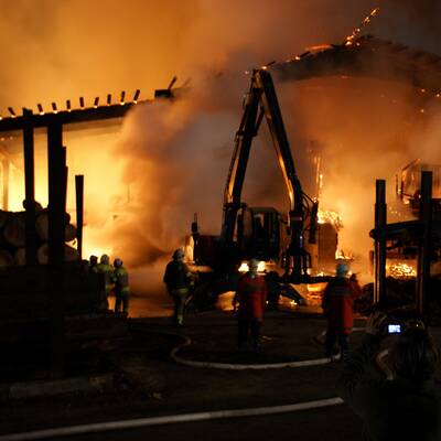 Das Sägewerk in Lofer brannte vollständig aus.