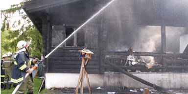 Brennendes Holzhaus löste Großeinsatz aus