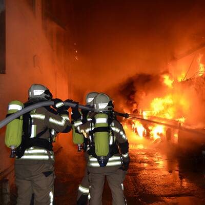Fabriksgebäude steht in Flammen