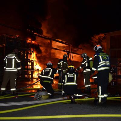 Fabriksgebäude steht in Flammen