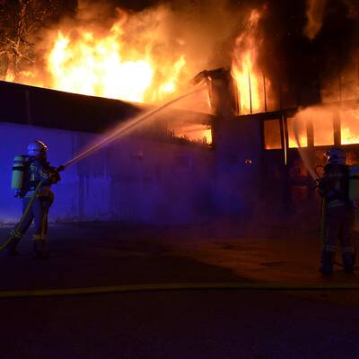 Fabriksgebäude steht in Flammen