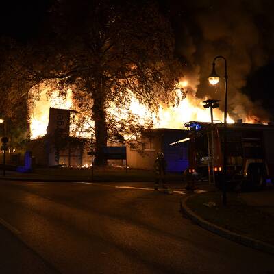 Fabriksgebäude steht in Flammen