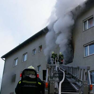 Elf Verletzte bei Wohnhausbrand 