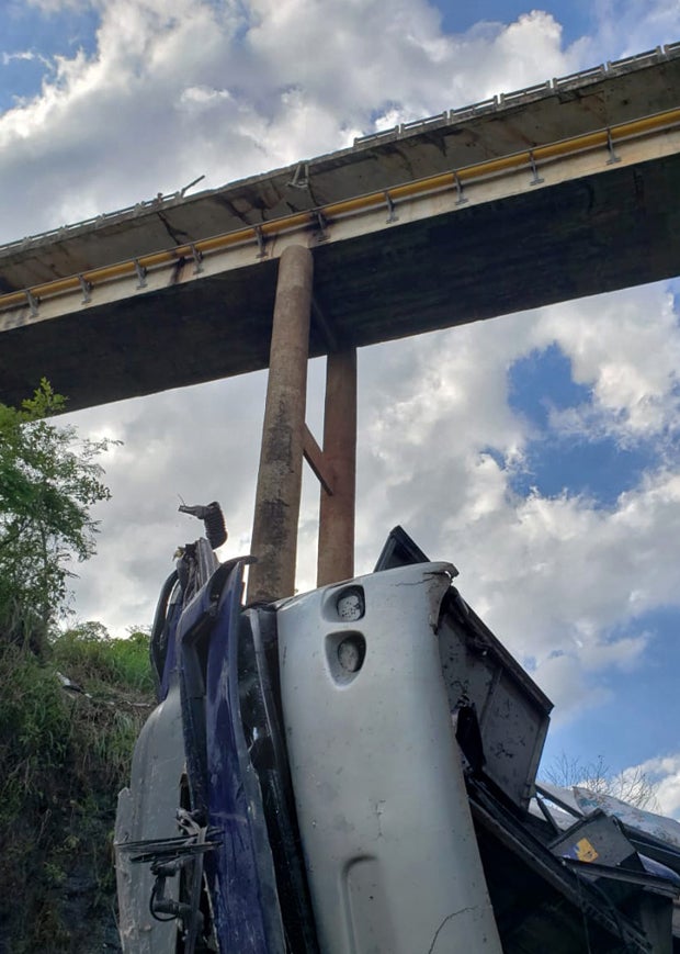 Bus stürzt von Brücke: 17 Tote in Brasilien