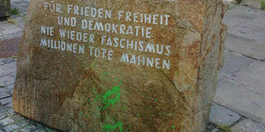 Mahnstein vor Hitlers Geburtshaus beschmiert