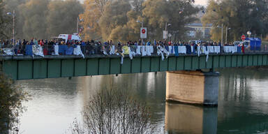 Flüchtlinge springen in Braunau in den Inn