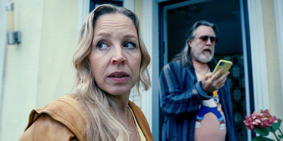 Nina Proll, dahinter Nicholas Ofczarek