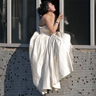 Braut will aus dem Fenster springen