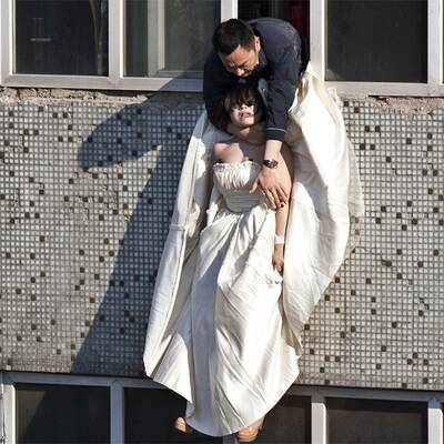 Braut will aus dem Fenster springen