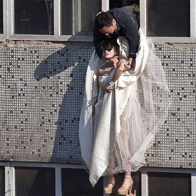 Braut will aus dem Fenster springen