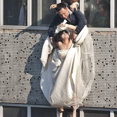 Braut will aus dem Fenster springen