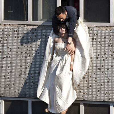 Braut will aus dem Fenster springen