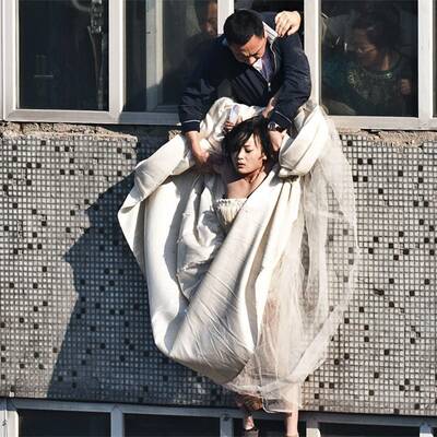 Braut will aus dem Fenster springen