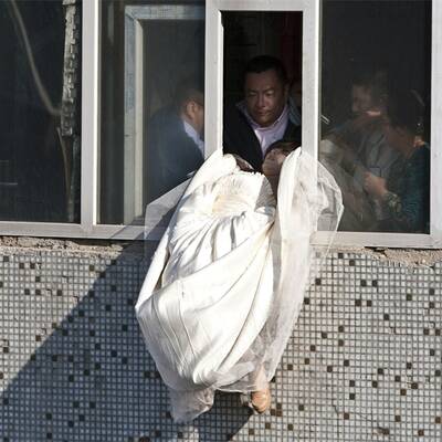 Braut will aus dem Fenster springen