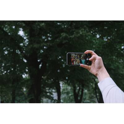 Braut knipst eigene Hochzeitsfotos 