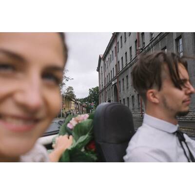 Braut knipst eigene Hochzeitsfotos 