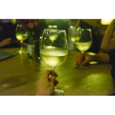 Braut knipst eigene Hochzeitsfotos 