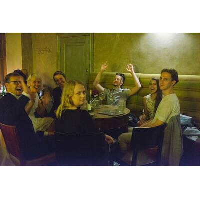 Braut knipst eigene Hochzeitsfotos 