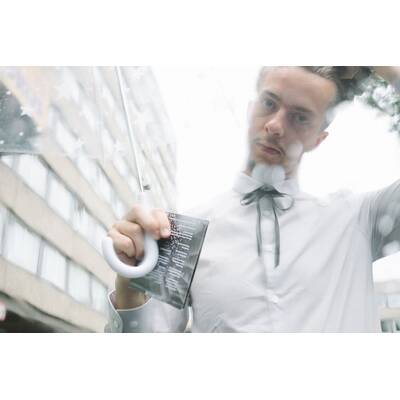 Braut knipst eigene Hochzeitsfotos 