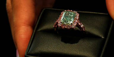 Pensionistin verga&szlig; 50.000-Euro-Ring am Klo