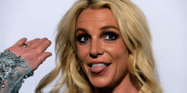 britney spears zeigt zunge