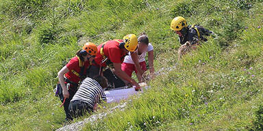 Paragleiter stürzt 30 Meter in die Tiefe
