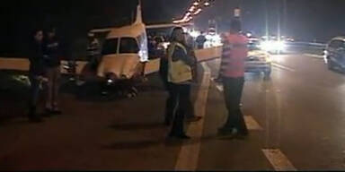 Flugzeug landet auf Autobahn