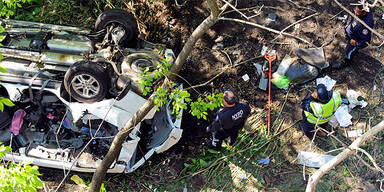 Horror-Crash: Auto stürzt von Brücke 