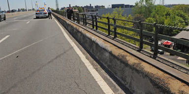 Horror-Crash: Auto stürzt von Brücke 