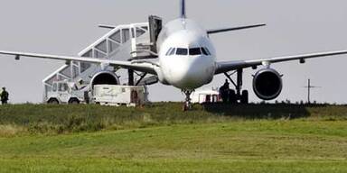 Vollbesetzter Airbus raste über Landebahn hinaus