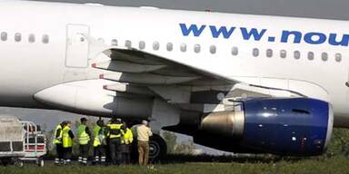 Vollbesetzter Airbus raste über Landebahn hinaus