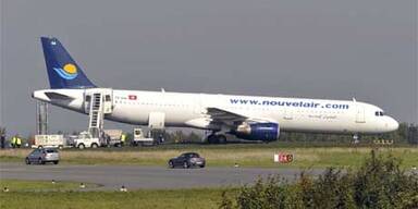 Vollbesetzter Airbus raste über Landebahn hinaus