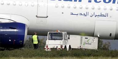 Vollbesetzter Airbus raste über Landebahn hinaus