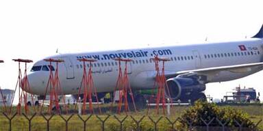 Vollbesetzter Airbus raste über Landebahn hinaus