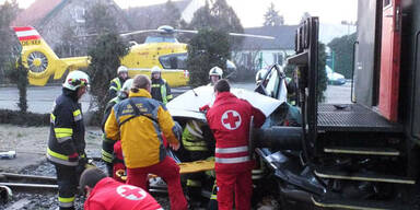 Pkw kracht in Zug - Lenker schwer verletzt