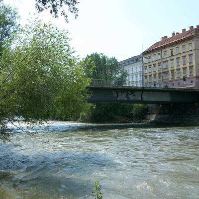 Der Mann aus Afghanistan wird in den Fluten der Mur vermisst. 