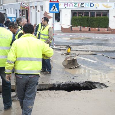 Aufräumarbeiten nach Wasserrohrbruch