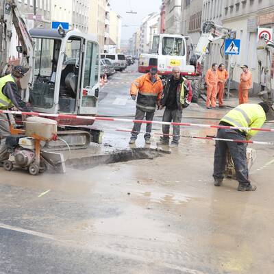 Aufräumarbeiten nach Wasserrohrbruch
