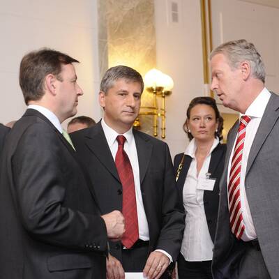 Erste Pressekonferenz Montagmittag