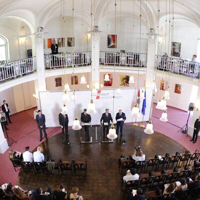 Erste Pressekonferenz Montagmittag