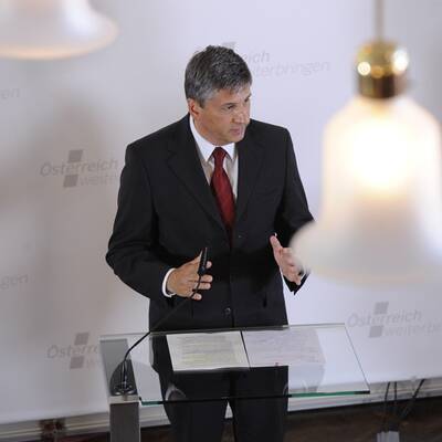 Erste Pressekonferenz Montagmittag