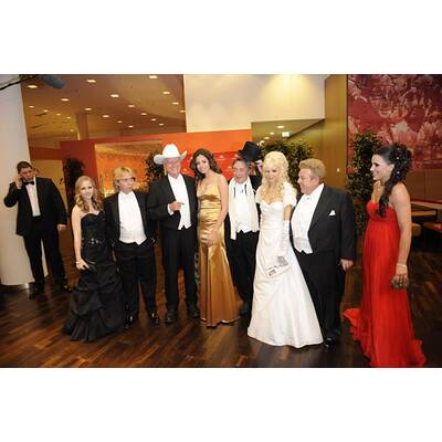 Opernball 2011: Jacqueline Lugner, Helmut Werner, Larry Hagman, Ruby Rubacuori, Richard Lugner, Katzi, Zachi Noy