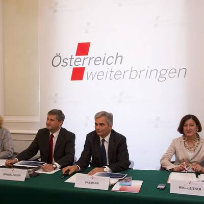 Erste Pressekonferenz Montagmittag