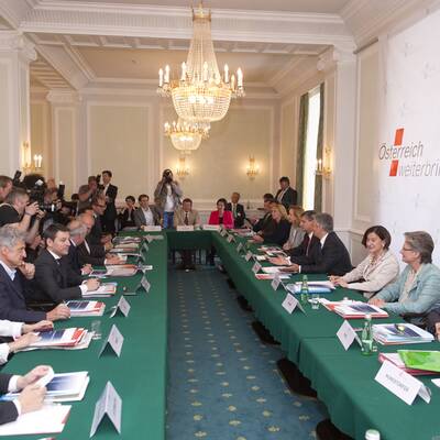 Erste Pressekonferenz Montagmittag