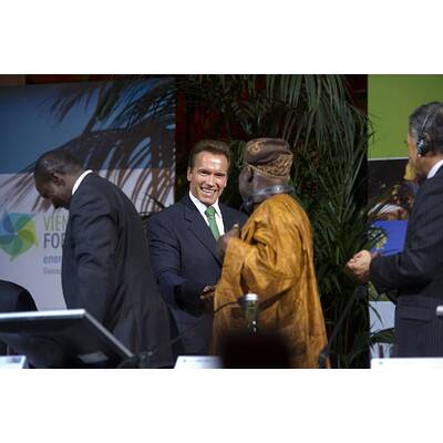 Arnold Schwarzenegger in Wien gelandet