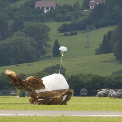 Schirme verheddert: Zwei Fallschirmspringer verletzt