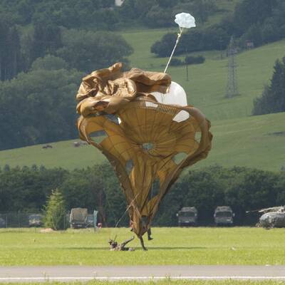 Schirme verheddert: Zwei Fallschirmspringer verletzt